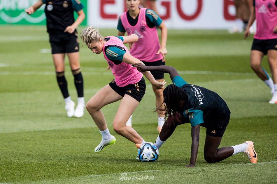 【爱游戏官方入口】女足队员备战世界杯,训练积极