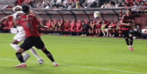 【爱游戏】史浩克客场不敌对手,球队连败形势堪忧