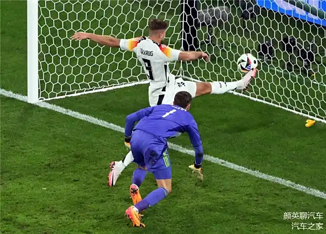 【爱游戏体育】足球比赛即将进入半决赛阶段,紧张刺激